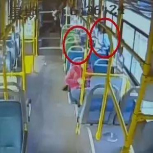 公交车上小学女生遭猥亵：五旬男逼挤女孩 被司机擒获