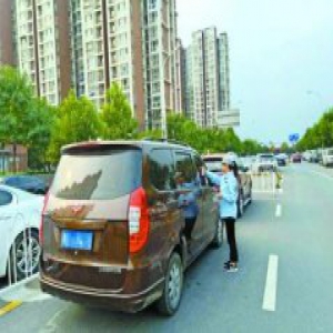 马路被挤成停车场 整治后姚家园东里中路“清净”了