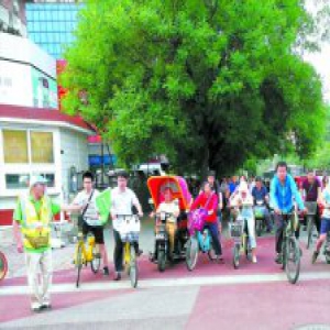 斑马线引导，他们在路口坚守一年了