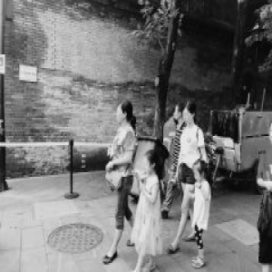 南锣鼓巷万庆当铺旧址古墙开裂危险 安全警示简陋