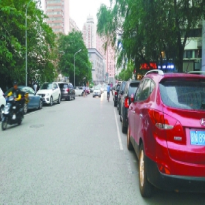 违停车辆清走 秀水西街变宽敞