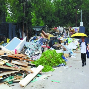 小胡同里垃圾带绵延数十米 夏季蚊蝇滋生酸臭难闻