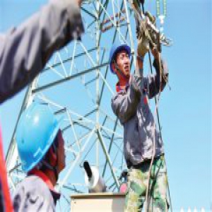 酷暑将至 电力工人抓紧施工保障天津电力供应