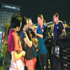 西站地区沿用免费摆渡车 爱心车队夜送旅客回家