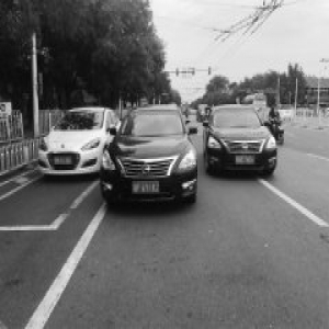 地安门西大街沿线景点附近常有车辆占道候客