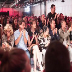 李斯羽现身米兰看秀 初秋CP穿搭美到犯规