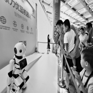 大手拉小手 小手拉着机器人的手 亲情涌动机器人大会