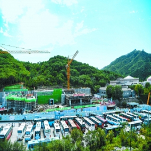 京张高铁八达岭长城站封顶 年底全线开通