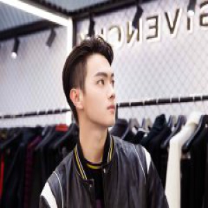 许凯受邀出席品牌活动 ALL BLACK诠释复古摩登