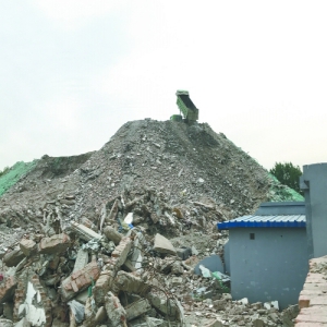 渣土加工场机械轰鸣粉尘飘散