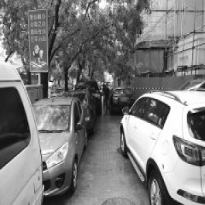 鼓楼西大街两侧 人行道变成停车场