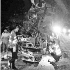 半挂车追尾严重变形，交警变身“撬棍哥”施救