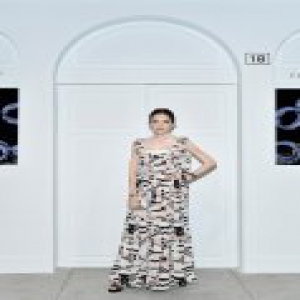 许玮甯受邀出席品牌活动 海军风印花长裙尽显优雅精致