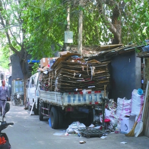木板房堆纸板回收站垃圾臭 这些废品站脏乱又危险