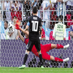 扑出梅西点球的冰岛门将 是个被足球耽误的导演