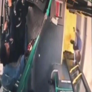 服了！5岁萌娃把老爸反锁家中 独自坐公交车去找妈妈