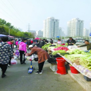 流动摊贩占道堵路 红军营东路快成菜市场了