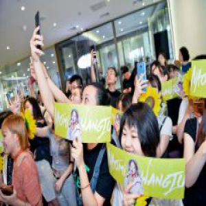 王菊现身上海送粉丝福利 笑容满满打开幸运之门