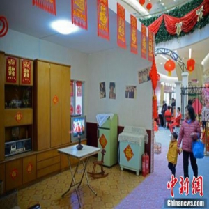 天津一商场还原80、90年代家庭过年场景