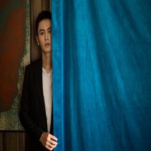 张哲瀚酷帅造型出席活动 极简画风尽显多面魅力