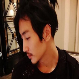 陈妍希为陈晓庆生 32岁陈晓扎着小啾啾露出侧脸