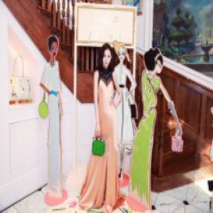 张予曦亮相伦敦时装周 气质长裙优雅尽显