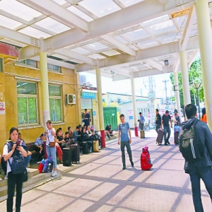 北京东站藏身小巷 乘客坐台阶上等车 垃圾站里休息