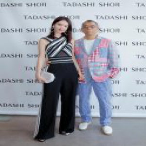 金晨亮相纽约时装周秀场 造型干练展现“优雅的从容”