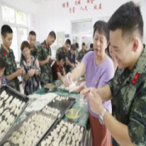 天津和平拥军模范兵兵妈妈团慰问武警子弟兵