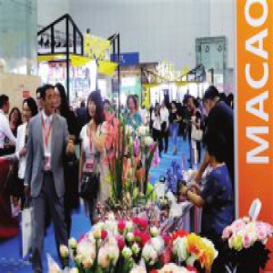 众多嘉宾与市民参观“活力澳门推广周”展区