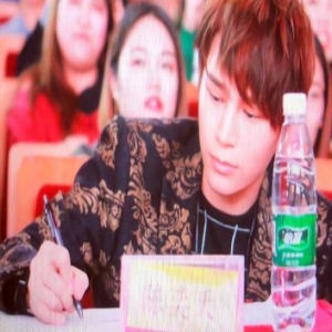 哇哦！陈奕天当评委了 认真看秀 连续工作