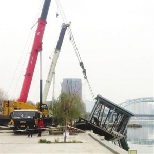 海河光华桥一处损坏的凉亭码头坠入河中