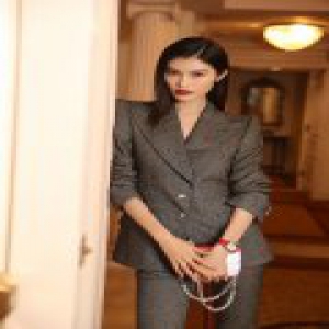 何穗亮相纽约时装周秀场 干练西装气场全开