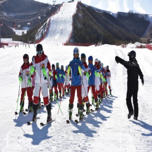 河北张家口：学生参与滑雪训练 户外放飞冰雪梦想