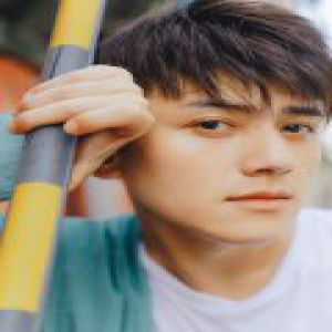 “最萌侍卫”赫雷最新写真 红墙间尽显活力男孩本色