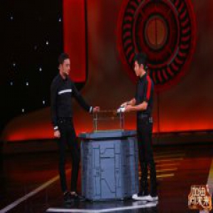 太拼！主持人亲试30秒汽车水下密闭空间逃生