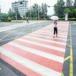 红色人行横道线“上岗”