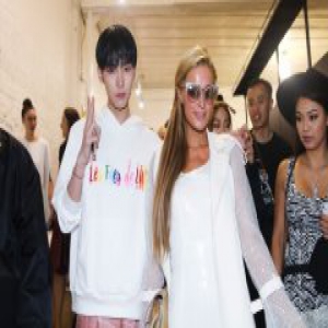 王泽宇纽约时装周看秀 休闲搭配诠释随性时尚