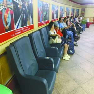 西站增座椅 乘客不再“席地而坐”