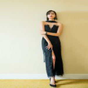 宋茜亮相ELLE风尚大典 黑色蕾丝长裙简约优雅