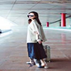 张予曦启程伦敦时装周 早秋搭配简约时尚