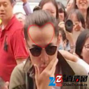 胡歌晒心形发际线，发际线都是爱你的形状