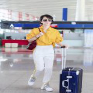 海清明丽造型现身 演绎初秋机场in时尚