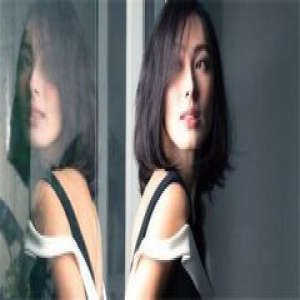 梁洛施晒母子合照 状态大好宛若少女