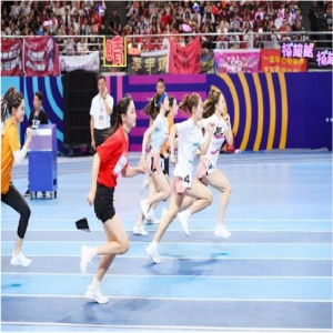 00后郑丹妮射箭认真脸很受好评 颜值实力双在线