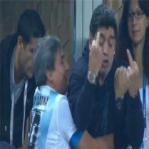 马拉多纳竖中指 赛后兴奋过头累瘫