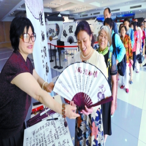 端午送扇，传承节日文化习俗