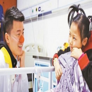 暖心！为减轻病人痛苦 他戴上红鼻子变身小丑医生