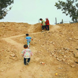 长阳镇修路 铁路涵洞被堵孩子爬坡上学