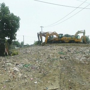 十八里店村一拆迁地块 夜里倾倒垃圾白天堆山造景